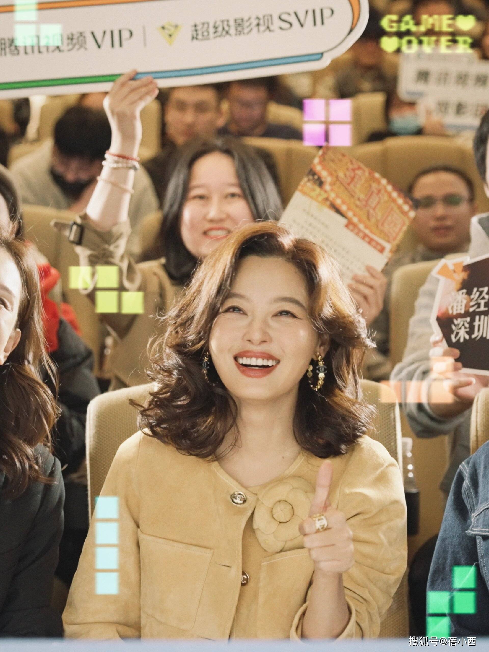 种新穿法：“西装黑丝”时髦性感又有高级感