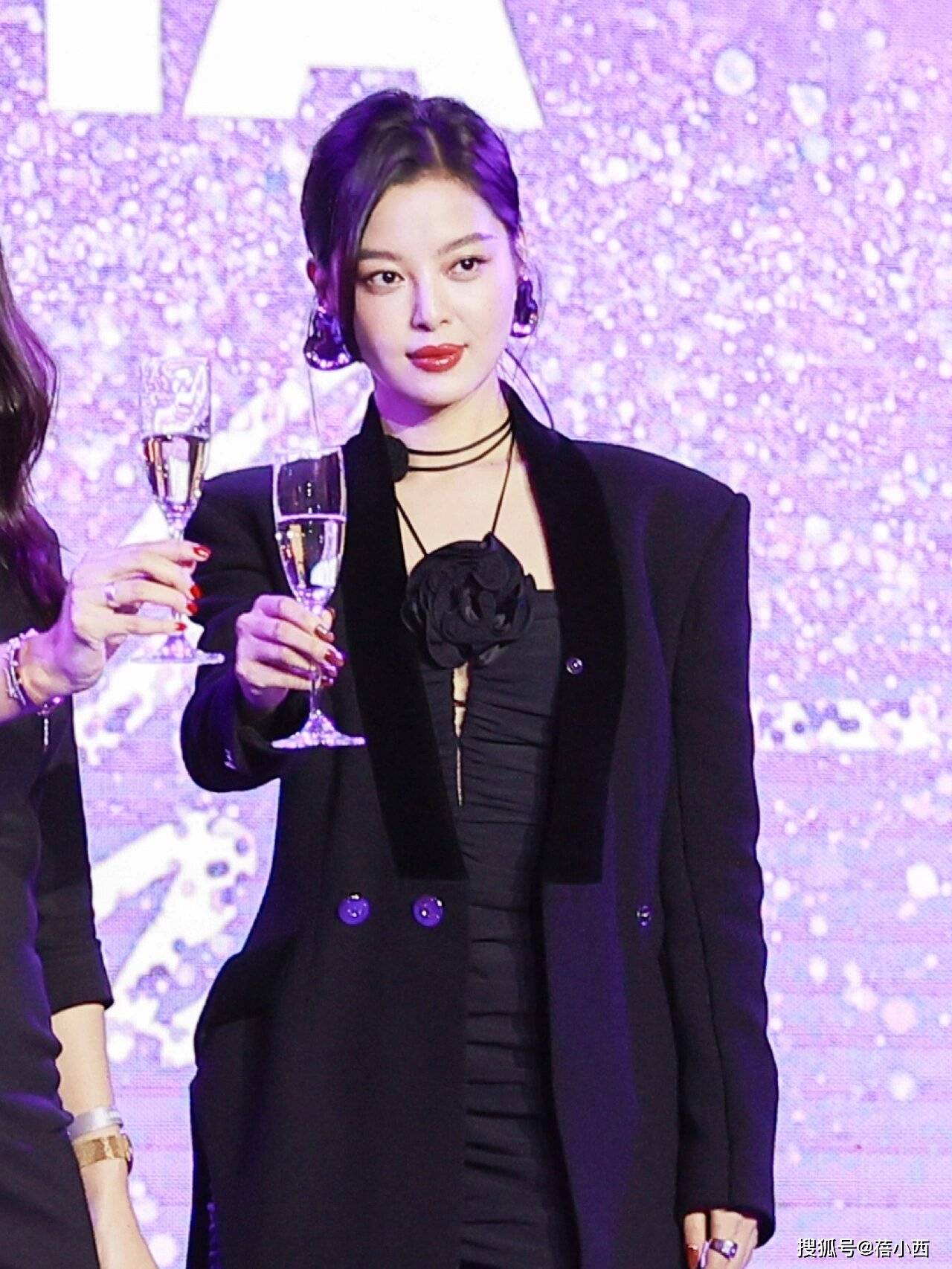 种新穿法:“西装黑丝”时髦性感又有高级感AG真人百家家乐APP辛芷蕾又带火了一(图3) 种新穿法:“西装黑丝”时髦性感又有高级感AG真人百家家乐APP辛芷蕾又带火了一(图3)