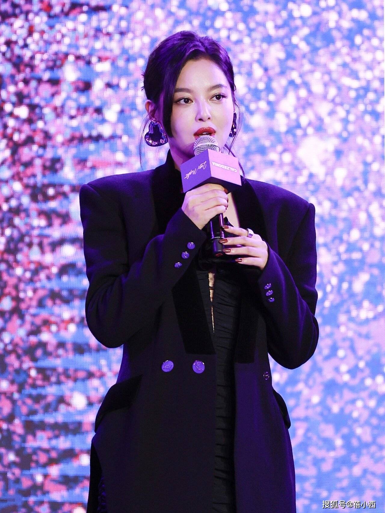 种新穿法:“西装黑丝”时髦性感又有高级感AG真人百家家乐APP辛芷蕾又带火了一(图4) 种新穿法:“西装黑丝”时髦性感又有高级感AG真人百家家乐APP辛芷蕾又带火了一(图4)