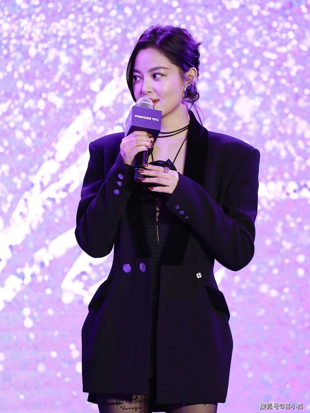 种新穿法:“西装黑丝”时髦性感又有高级感AG真人百家家乐APP辛芷蕾又带火了一(图7) 种新穿法:“西装黑丝”时髦性感又有高级感AG真人百家家乐APP辛芷蕾又带火了一(图7)