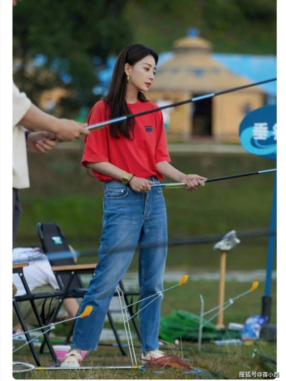 艳到！很值得中年女性借鉴时尚、优雅还高级ag真人平台第一游戏被46岁殷桃的穿搭惊(图2)