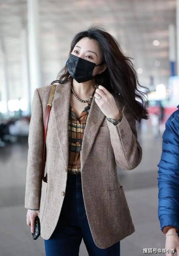 艳到!很值得中年女性借鉴时尚、优雅还高级ag真人平台第一游戏被46岁殷桃的穿搭惊(图6) 艳到!很值得中年女性借鉴时尚、优雅还高级ag真人平台第一游戏被46岁殷桃的穿搭惊(图6)