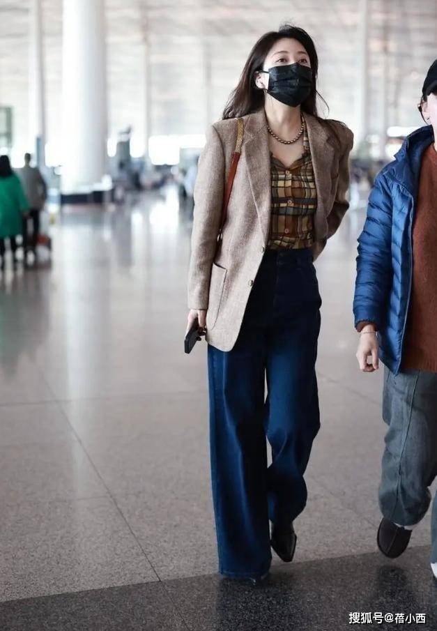 艳到!很值得中年女性借鉴时尚、优雅还高级ag真人平台第一游戏被46岁殷桃的穿搭惊(图4) 艳到!很值得中年女性借鉴时尚、优雅还高级ag真人平台第一游戏被46岁殷桃的穿搭惊(图4)