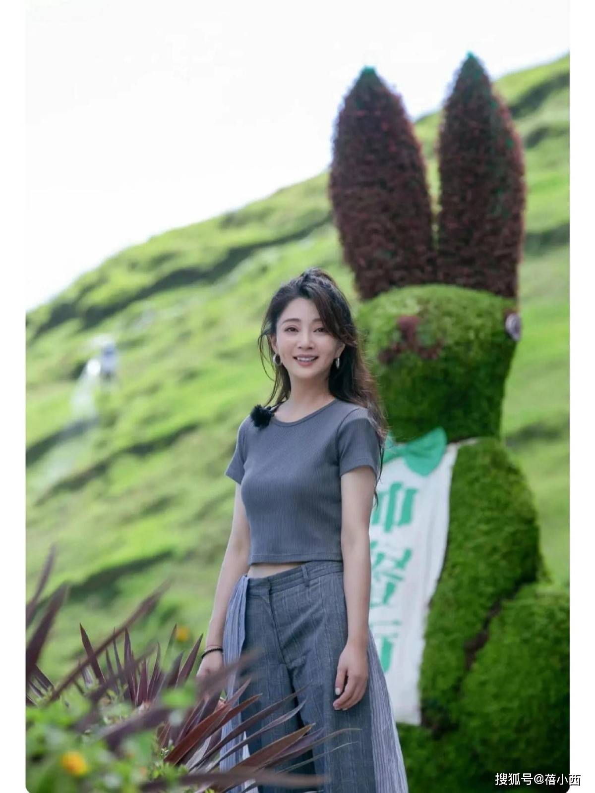 艳到!很值得中年女性借鉴时尚、优雅还高级ag真人平台第一游戏被46岁殷桃的穿搭惊(图5) 艳到!很值得中年女性借鉴时尚、优雅还高级ag真人平台第一游戏被46岁殷桃的穿搭惊(图5)