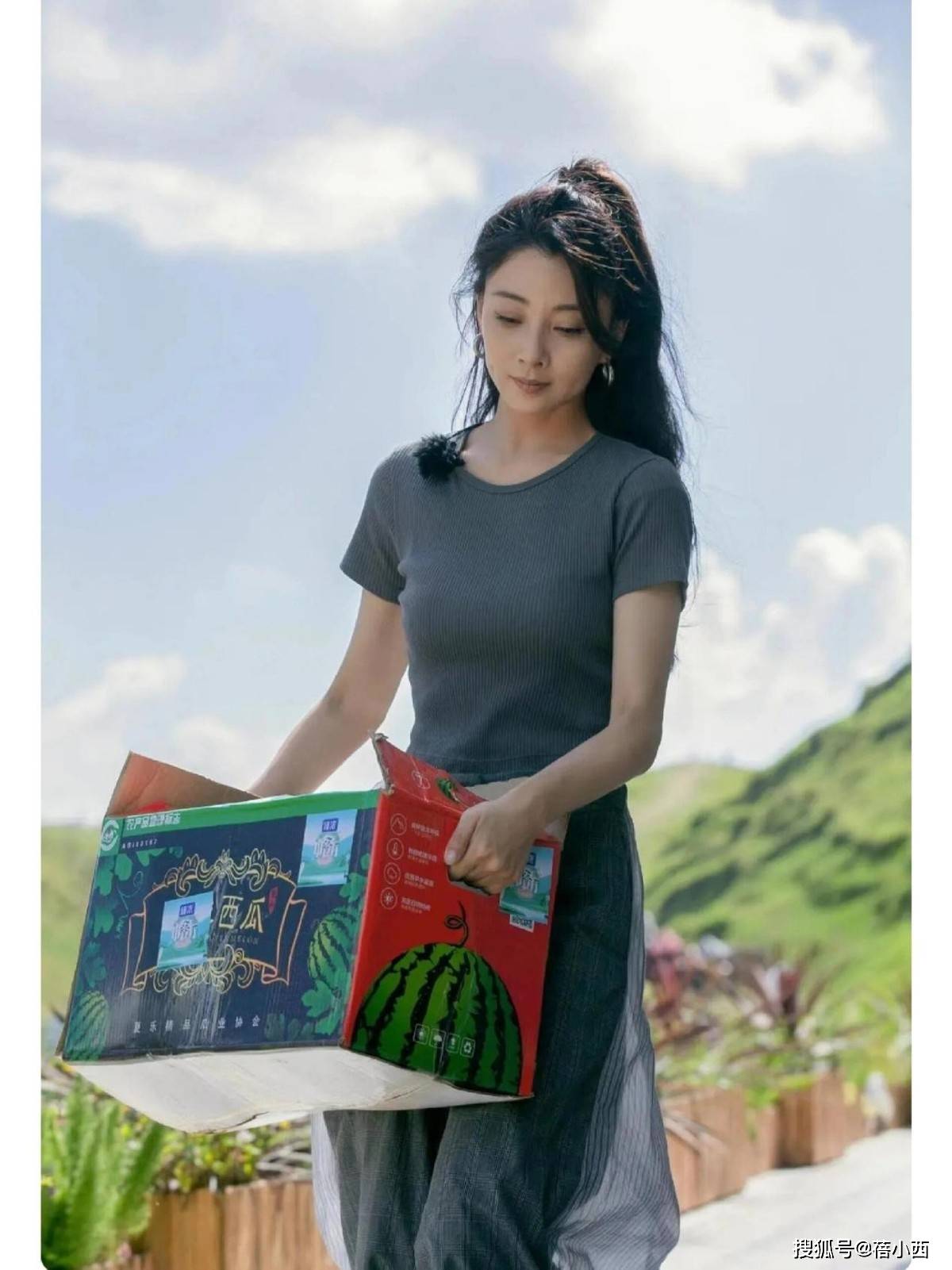 艳到!很值得中年女性借鉴时尚、优雅还高级ag真人平台第一游戏被46岁殷桃的穿搭惊(图7) 艳到!很值得中年女性借鉴时尚、优雅还高级ag真人平台第一游戏被46岁殷桃的穿搭惊(图7)