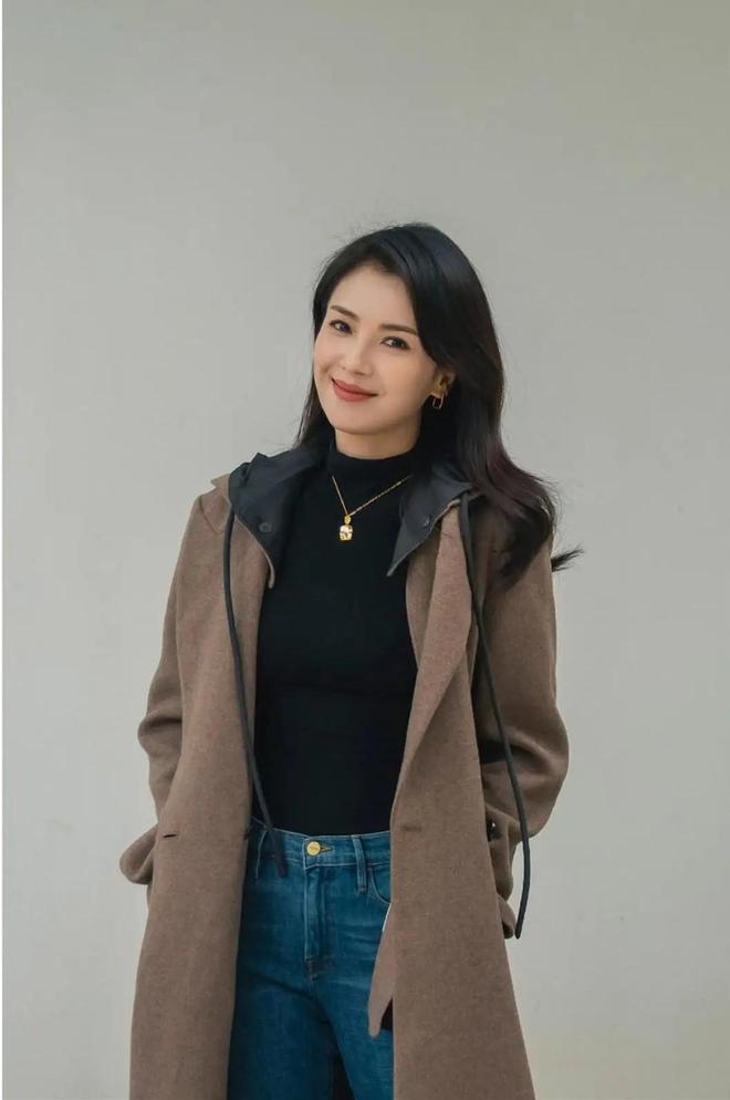 管是多大 分分钟穿出气质感AG真人百家乐棕色大衣”不(图2)