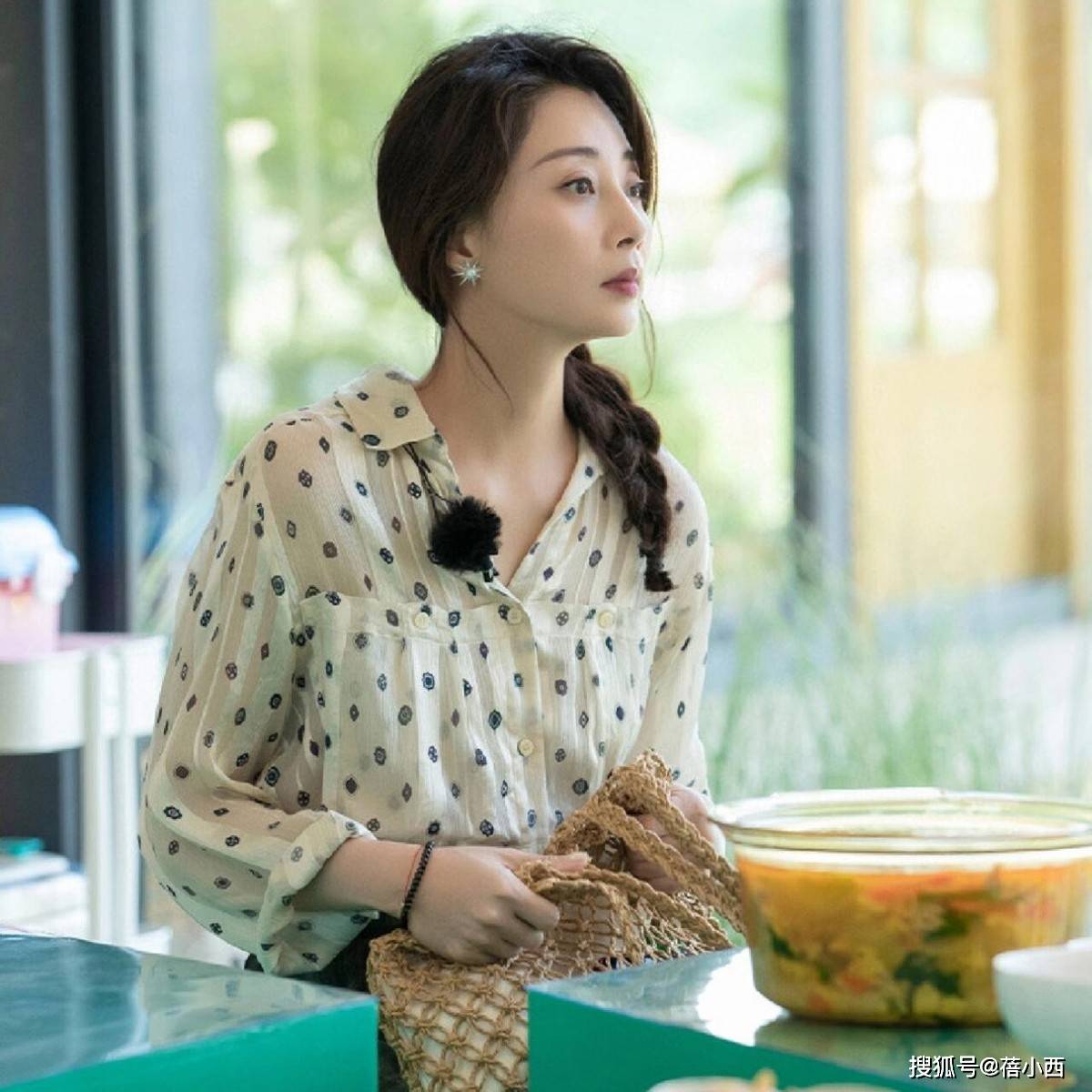 到！很值得中年女性借鉴时尚、优雅还减龄AG真人国际网站被45岁殷桃的穿搭惊艳