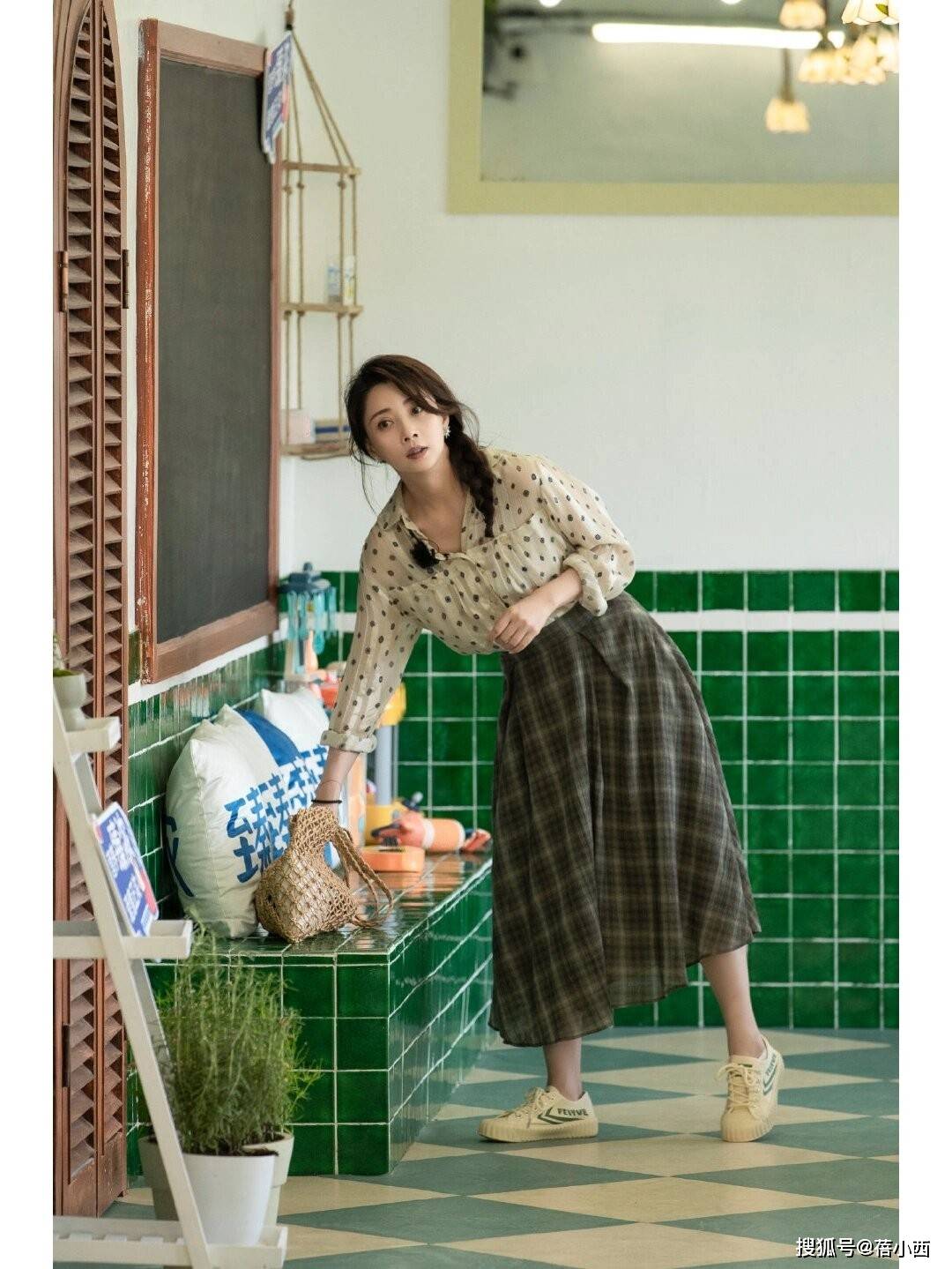 到！很值得中年女性借鉴时尚、优雅还减龄AG真人国际网站被45岁殷桃的穿搭惊艳(图2)