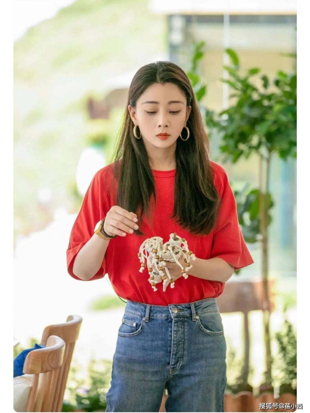 到！很值得中年女性借鉴时尚、优雅还减龄AG真人国际网站被45岁殷桃的穿搭惊艳(图6)