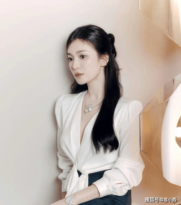 搭衬衫不搭配牛仔裤才更高级有韵味AG真人地址跟着宋慧乔学职场风穿(图2)