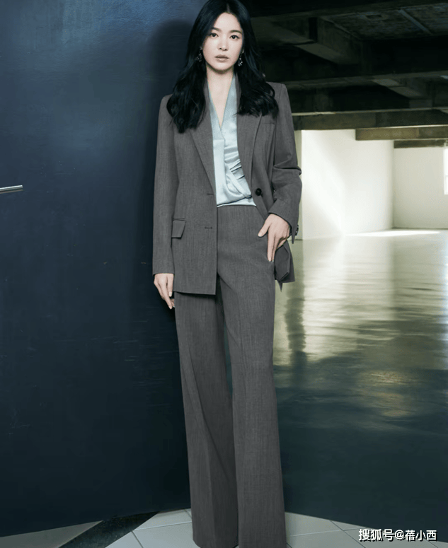 搭衬衫不搭配牛仔裤才更高级有韵味AG真人地址跟着宋慧乔学职场风穿(图3)