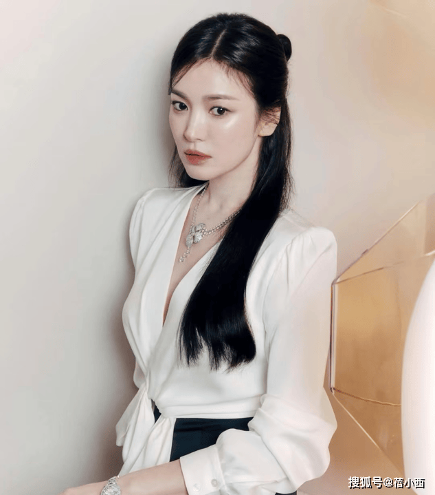 搭衬衫不搭配牛仔裤才更高级有韵味AG真人地址跟着宋慧乔学职场风穿(图4)