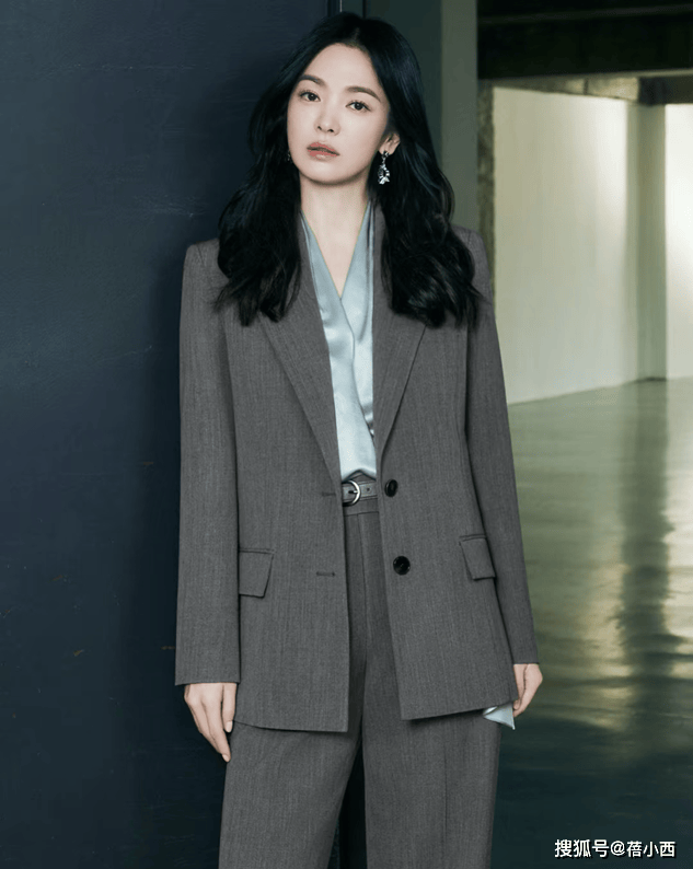 搭衬衫不搭配牛仔裤才更高级有韵味AG真人地址跟着宋慧乔学职场风穿(图5)