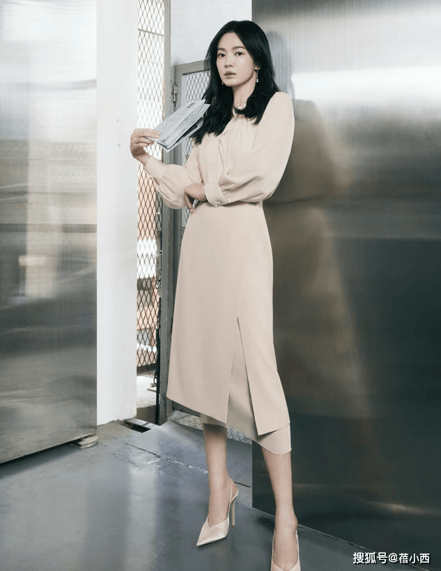 搭衬衫不搭配牛仔裤才更高级有韵味AG真人地址跟着宋慧乔学职场风穿(图6)