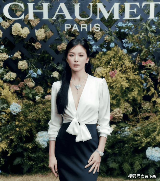 搭衬衫不搭配牛仔裤才更高级有韵味AG真人地址跟着宋慧乔学职场风穿(图7)