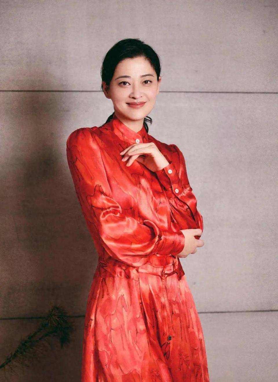 一袭红裙配低马尾美得张扬又高级AG真人网站梅婷分享最新美照