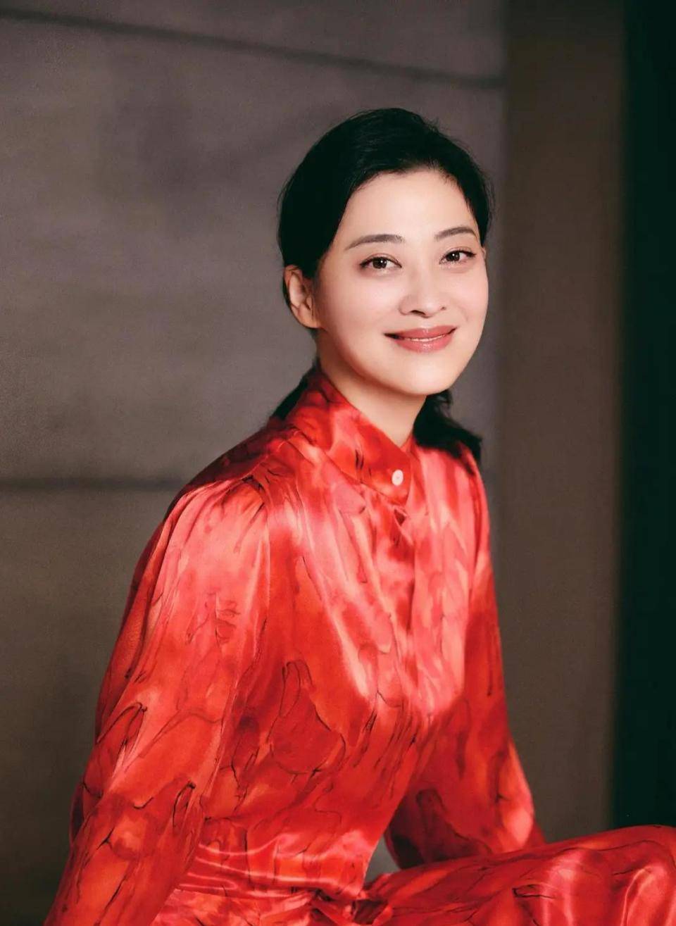 一袭红裙配低马尾美得张扬又高级AG真人网站梅婷分享最新美照(图3) 一袭红裙配低马尾美得张扬又高级AG真人网站梅婷分享最新美照(图3)