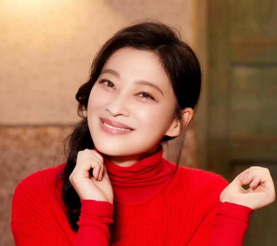 一袭红裙配低马尾美得张扬又高级AG真人网站梅婷分享最新美照(图4) 一袭红裙配低马尾美得张扬又高级AG真人网站梅婷分享最新美照(图4)